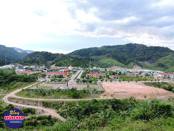 Bức tranh núi rừng tại trung tâm huyện Tây Giang - Ảnh: Thanh Ly